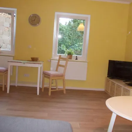 Cozy With Fenced Garden In Daire